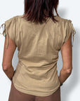 T-shirt con laccetto